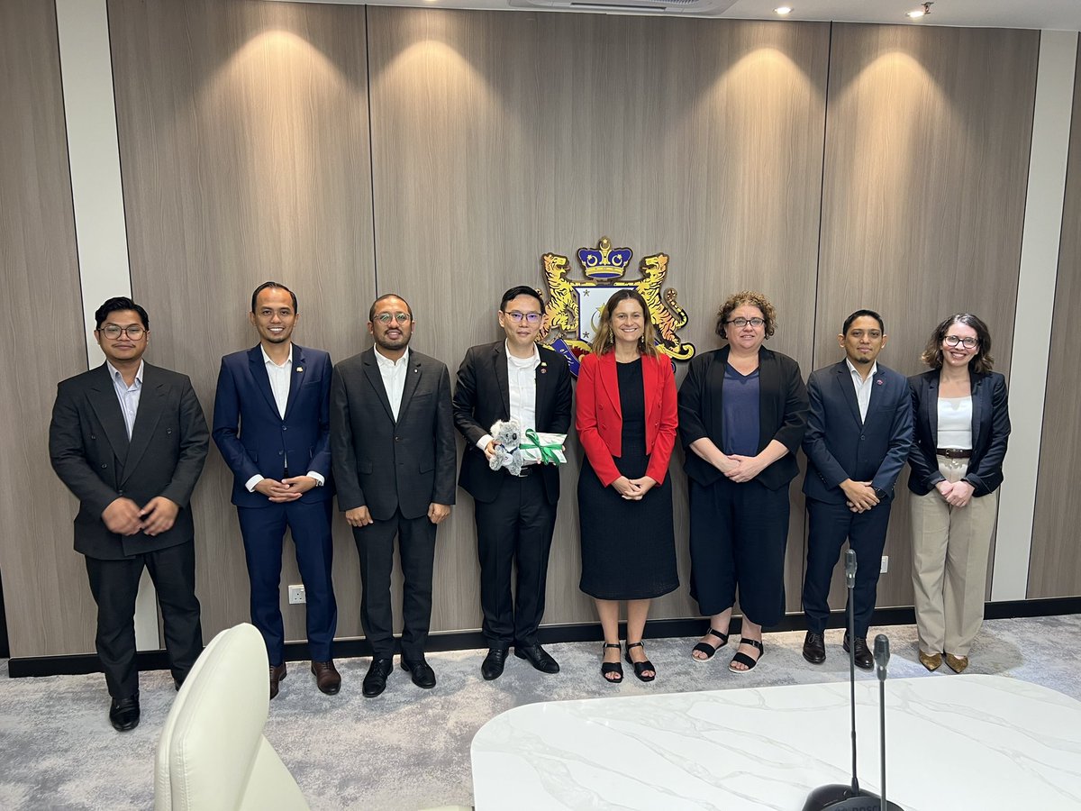 LeeTingHan90's tweet photo. KUNJUNGAN HORMAT DARIPADA AUSTRALIAN HIGH COMMISSION

Berbesar hati menerima kunjungan delegasi yang diketuai oleh H.E. Danielle Heinecke, High Commissioner, bersama Ms Philippa Cordi, First Secretary serta Mr Hafiz Burkhan, Research Officer (Agriculture) daripada Australian High Commission pada hari ini.

Turut hadir Pengarah Malaysian Investment Development Authority (MIDA) Johor, Tuan Mohamad Reduan serta Ketua Pegawai Eksekutif Invest Johor, Tuan Hj. Nataza.

Dalam sesi perbincangan tersebut, kami berkongsi perkembangan prestasi ekonomi Johor serta perancangan pembangunan negeri yang sedang dilaksanakan bagi memperkukuh kedudukan Johor sebagai sebuah negeri maju dan berdaya saing. Tumpuan diberikan kepada usaha menarik pelaburan berkualiti tinggi yang mampu mewujudkan peluang kerjaya bernilai tinggi kepada rakyat serta membangunkan ekosistem sektor-sektor utama secara mampan.

Johor terus komited dalam memperluas jaringan kerjasama antarabangsa, dan Australia merupakan rakan strategik yang berpotensi dalam pelbagai bidang termasuk pendidikan, pertanian moden, pelaburan serta pembangunan bakat.

Semoga pertemuan ini menjadi asas kepada hubungan yang lebih erat dan membuka lebih banyak peluang kerjasama yang memberi manfaat bersama antara Johor dan Australia 🇦🇺.