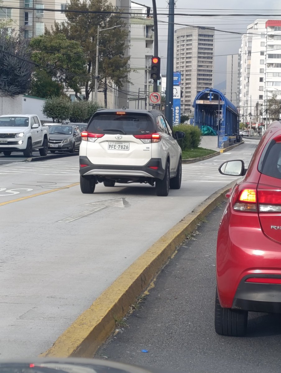 VeeduriaE's tweet photo. Buenos días @AMT_Quito me avisan si solo hay que ir con las luces de parqueo prendidas en la vía exclusiva de la ecovia para yo también ir por ahí https://t.co/2rjczLBoGI