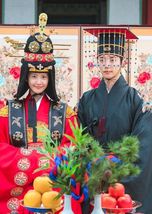 kdramaupdatesx's tweet photo. Prensin kalbini Γ§alan tek isim: Cheon Sa-rang ππ
O komik aΕk sahneleri, kΔ±skanΓ§lΔ±k ve gurur resmen ekranΔ± yaktΔ±! π₯
King the Land romantizm ve kahkaha bir arada π
Sizce en Γ§ok kim hak etti? πβ¨
#KingTheLand #νΉλλλ #CheonSarang #Kdrama
@yoona__lim @le2jh https://t.co/dqrGf84m7F