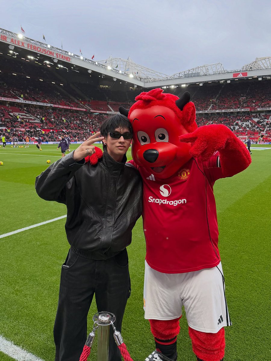 BVC_Streaming's tweet photo. [ BRIGHT INSTAGRAM UPDATE ] - 02.03.26

Thank you @ManUtd and @adidas for treating me like family and the best experience as always. A day MI never forget as Manchester United fan. The lil kid inside me is over the moon right now.

Shoutout to brunofernandes8 for the incredible performance and the special gift. It's an honor to have you playing for us, champ.

LFG🚀

IG : bright
🔗 https://t.co/uf69TLcD05

(1)
#ManUtd
#adidas
#bbrightvc