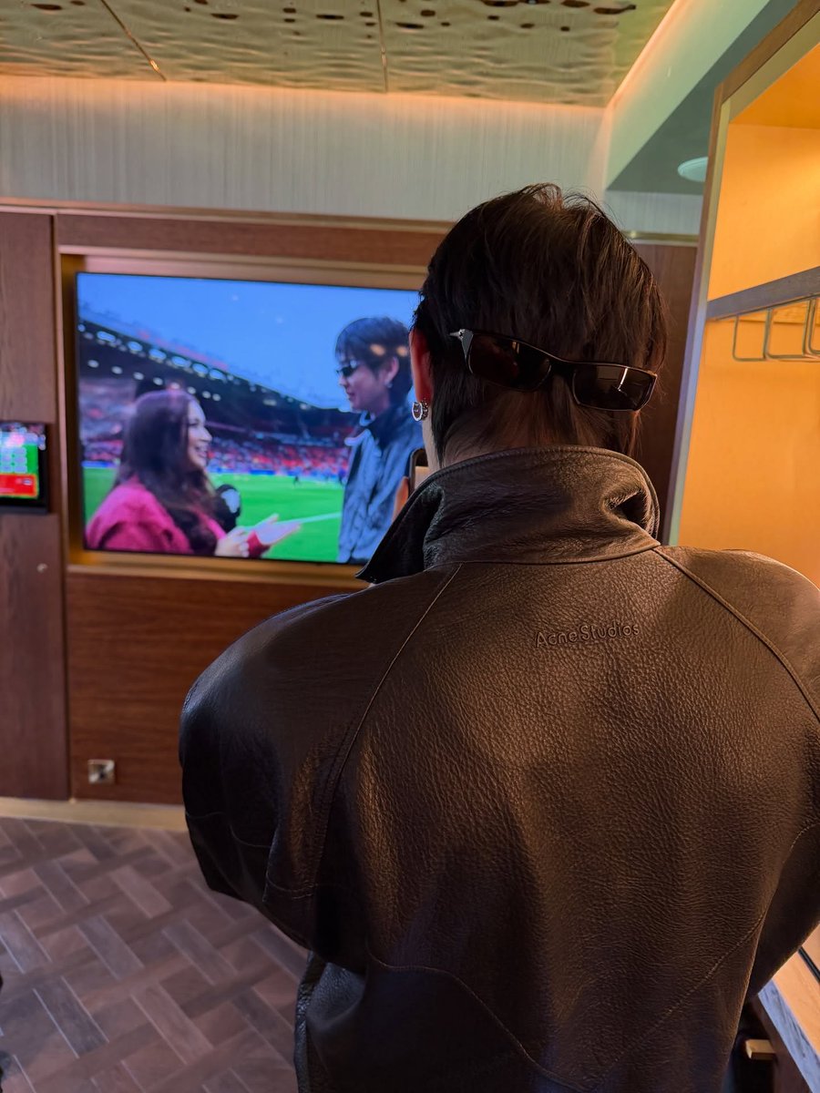 BVC_Streaming's tweet photo. [ BRIGHT INSTAGRAM UPDATE ] - 02.03.26

Thank you @ManUtd and @adidas for treating me like family and the best experience as always. A day MI never forget as Manchester United fan. The lil kid inside me is over the moon right now.

Shoutout to brunofernandes8 for the incredible performance and the special gift. It's an honor to have you playing for us, champ.

LFG🚀

IG : bright
🔗 https://t.co/uf69TLcD05

(1)
#ManUtd
#adidas
#bbrightvc