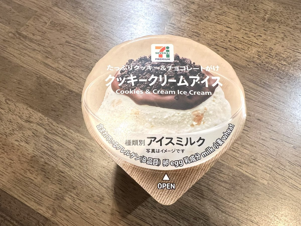 見た目が王道のクッキークリームアイスじゃなくて気になった！ 上の