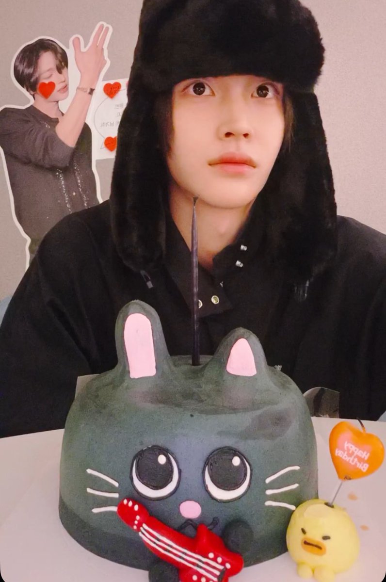cyberentl's tweet photo. 아 존나웃겨 사람눈이랑 케이크눈이랑 똑같아 https://t.co/FoEGYJKagE