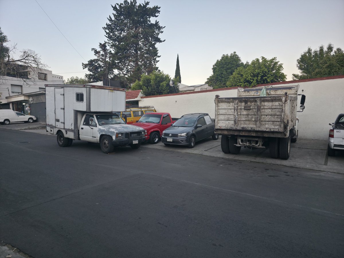 GoodNameCarlos's tweet photo. @TlalpanAl @Gabyosoriohdz @ClaraBrugadaM ¿Por qué la calle de Matamoros, esquina Tezoquipa, está invadida la banqueta y paso peatonal por coches y motos? Y peor aún, a una cuadra del ministerio. @LaSEMOVI favor de ir a multar y retirar. https://t.co/u5kak5Pjud