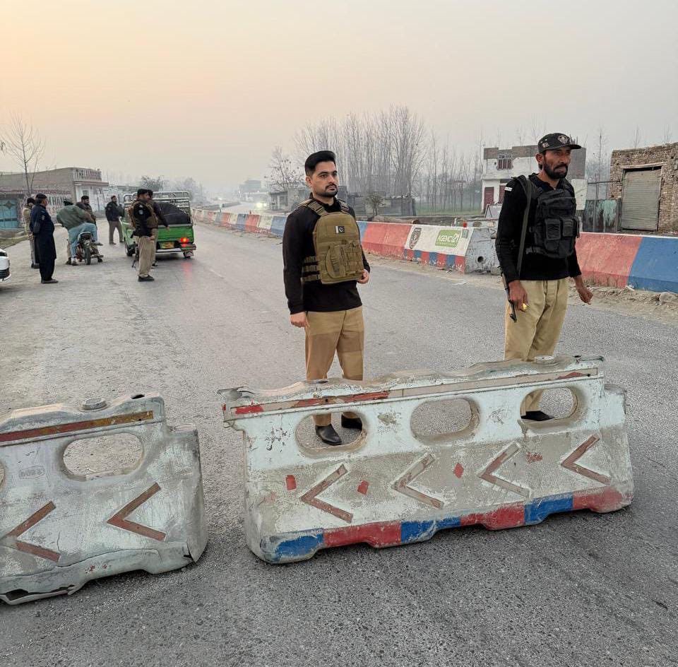 msafi82's tweet image. پشتون سرزمین پر افغان بھائیوں کی تذلیل دراصل ہماری اجتماعی بے حسی اور بدترین غلامی کی علامت ہے۔
#Afghan  #Refugees