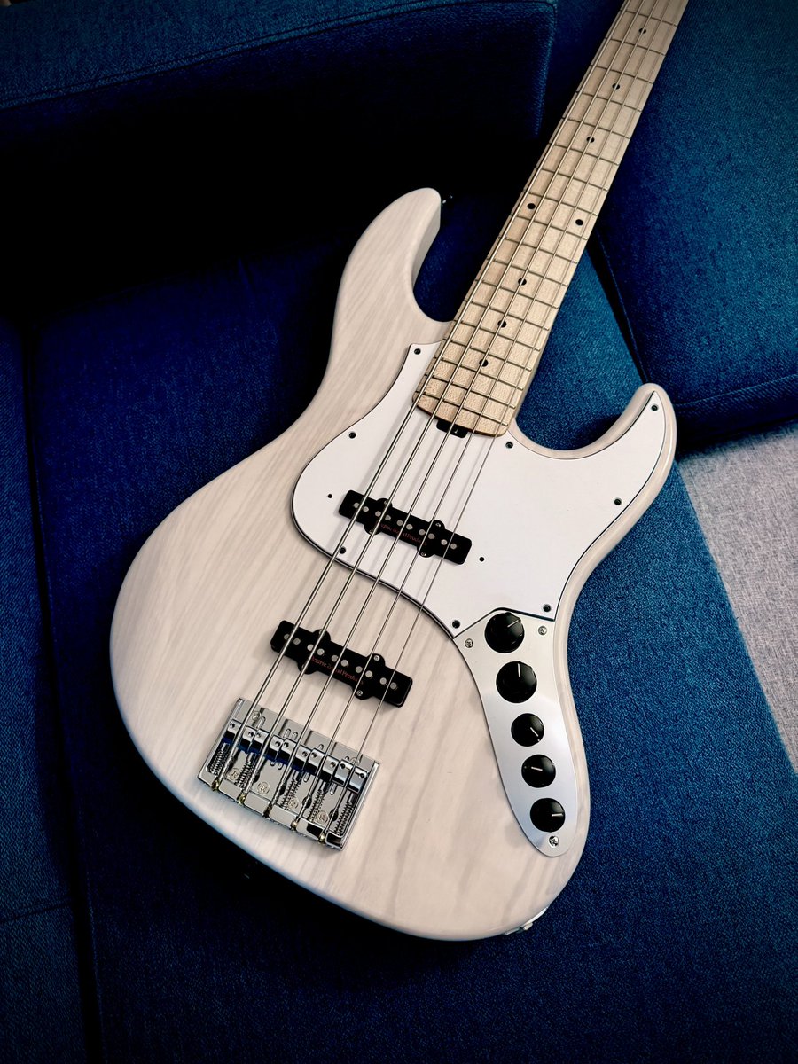 新しい #ESP #AMAZE ベースのピックガードを白にして頂きましたー