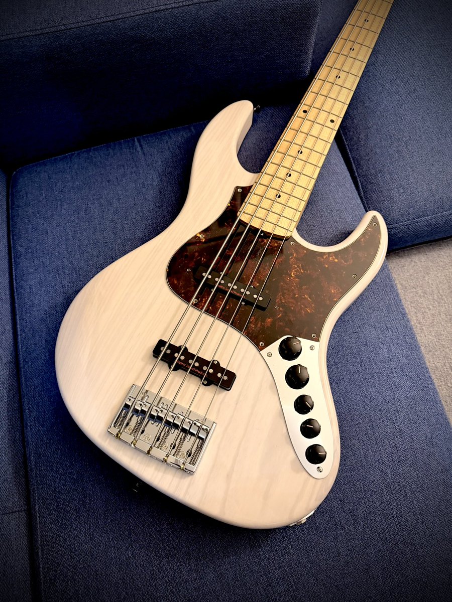 新しい #ESP #AMAZE ベースのピックガードを白にして頂きましたー