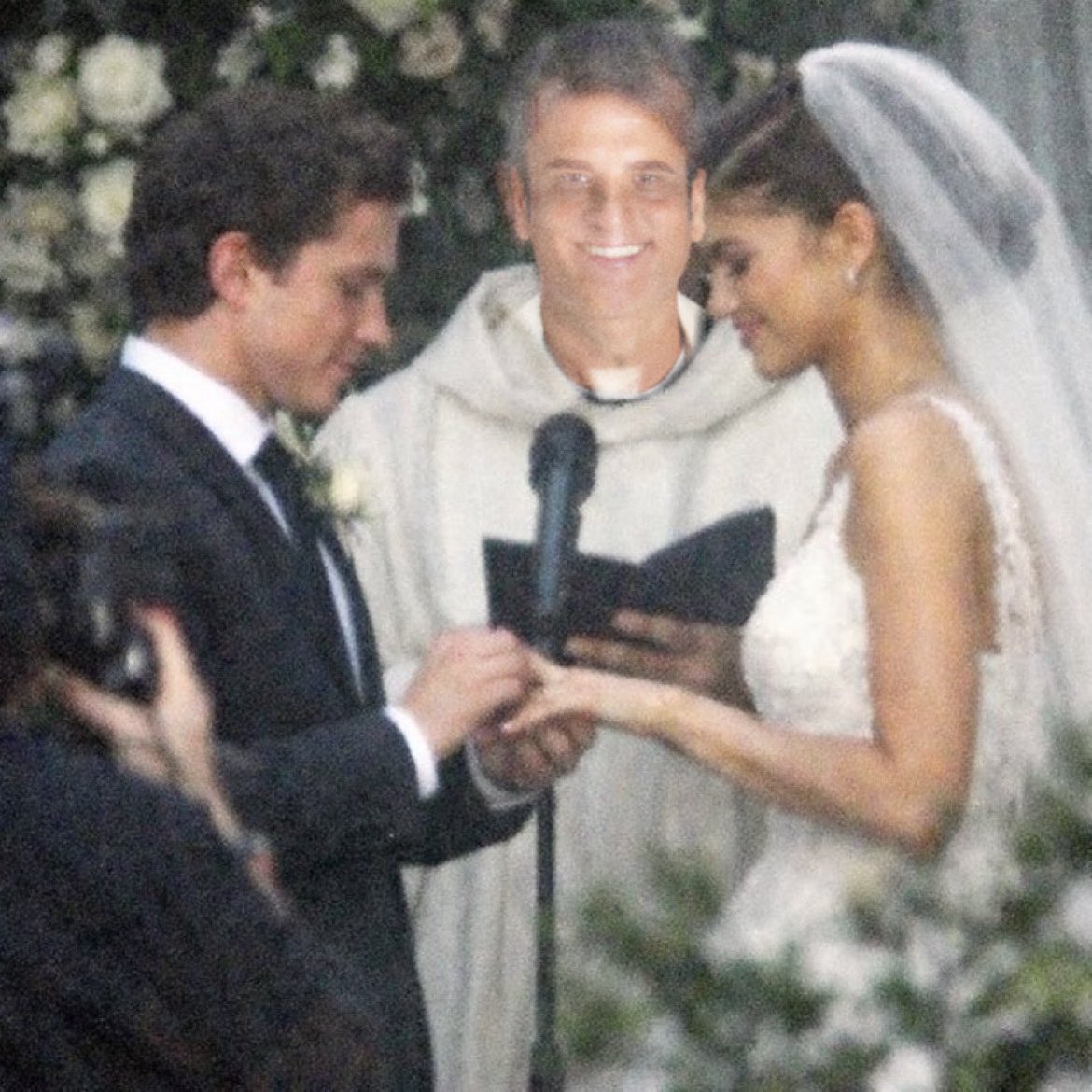 assurdo raga Sal Da Vinci per sponsorizzare la sua canzone è andato addirittura ad ufficializzare il matrimonio di Tom e Zendaya