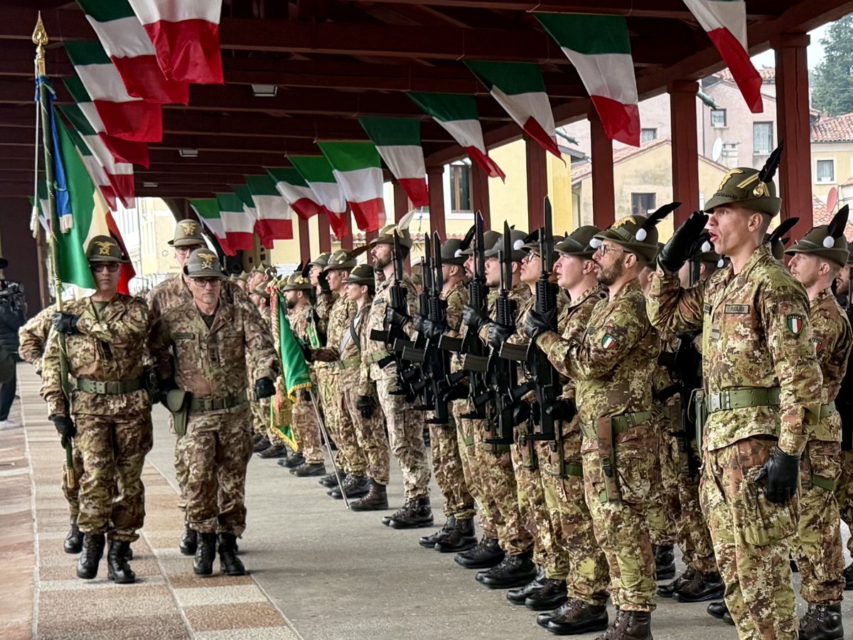 Esercito's tweet photo. 153 giovani Volontari in Ferma Iniziale hanno ricevuto il #Cappello Alpino da altrettanti #Alpini in congedo: un passaggio di #testimone che unisce #generazioni di penne nere.
I neo-Alpini del corso “Adamello III” hanno concluso 12 settimane di #formazione al Centro Addestramento Alpino: alpinismo, tecniche per vivere, muovere, combattere e soccorrere in ambiente montano.
Una settimana intensa tra Bassano del Grappa, Monte Grappa, Pasubio e Pocol, dove #memoria, #addestramento e #innovazione si sono intrecciati: dall’#identità alpina alle nuove #tecnologie.
Il Cappello Alpino non è solo un simbolo: è appartenenza, #tradizione e spirito di #servizio!
#EsercitoItaliano