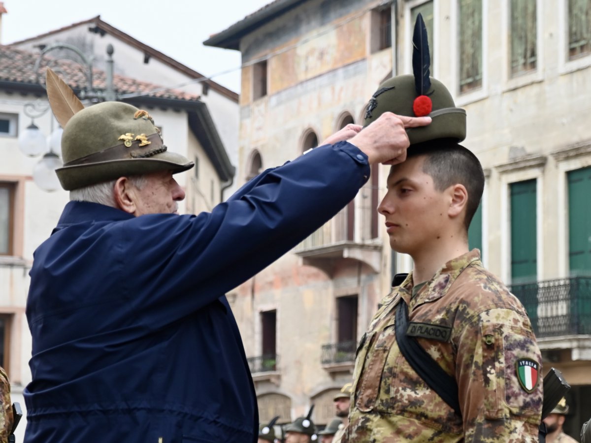 Esercito's tweet photo. 153 giovani Volontari in Ferma Iniziale hanno ricevuto il #Cappello Alpino da altrettanti #Alpini in congedo: un passaggio di #testimone che unisce #generazioni di penne nere.
I neo-Alpini del corso “Adamello III” hanno concluso 12 settimane di #formazione al Centro Addestramento Alpino: alpinismo, tecniche per vivere, muovere, combattere e soccorrere in ambiente montano.
Una settimana intensa tra Bassano del Grappa, Monte Grappa, Pasubio e Pocol, dove #memoria, #addestramento e #innovazione si sono intrecciati: dall’#identità alpina alle nuove #tecnologie.
Il Cappello Alpino non è solo un simbolo: è appartenenza, #tradizione e spirito di #servizio!
#EsercitoItaliano