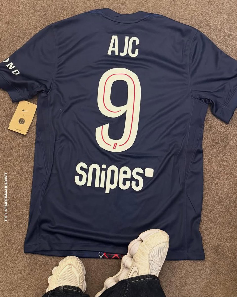O que vem por aí? 🇫🇷⚽️ 

Após o impacto do álbum “Novo Testamento”, a rapper e empresária #AjulliaCosta esteve no estádio do #PSG para as gravações de sua próxima música.