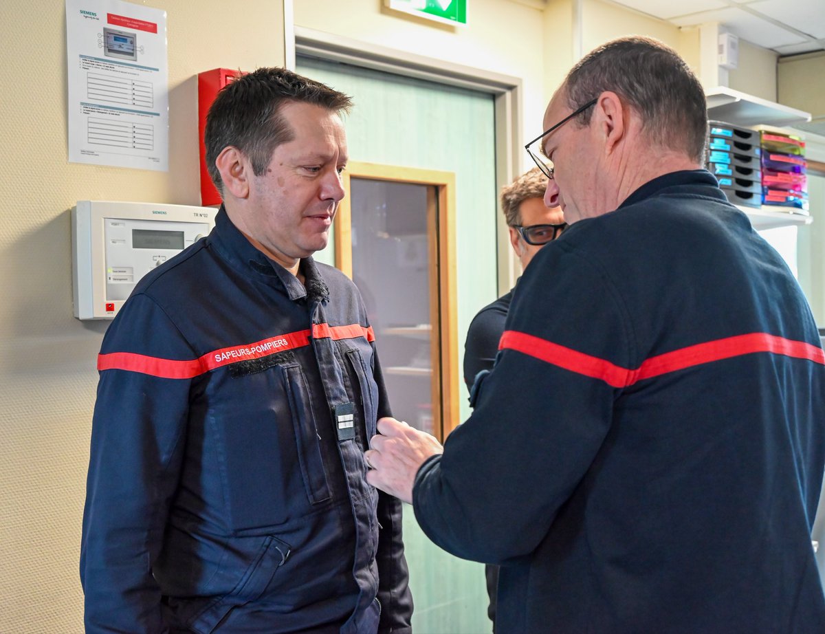 Sdis_87's tweet photo. #RemiseDeGalons 
Ce matin, le comité de direction du #SDIS87 et le groupement #operations se sont réunis au #CTACODIS pour la remise des galons de lieutenants à l’adjudant-chef JC REVIRON et l’adjudant-chef Cédric LAVERGNE
Félicitations aux promus 👏 https://t.co/iBaggfobCV