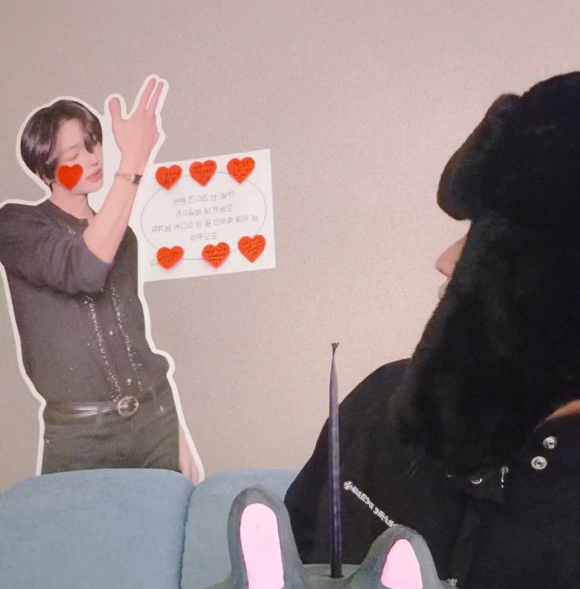 วอนบินบอกว่าสแตนดี้อันนี้คือตั้งไว้ที่บริษัทแล้วเขียนประมาณว่า วันนี้เป็นวันเกิดของวอนบินช่วยเขียนอวยพรให้หน่อย ที่แปะอยู่5อันคือของเมมเบอร์ อันที่เหลือไม่รู้ว่าของใคร ละฮีบอกคนตกใจ แตนดี้กันหมดทั้งสตาฟทั้งรุ่นพี่รุ่นน้อง ถึงมันจะตัวเล็กกว่าไซส์จริงก็เถอะ 55555555365455555544555