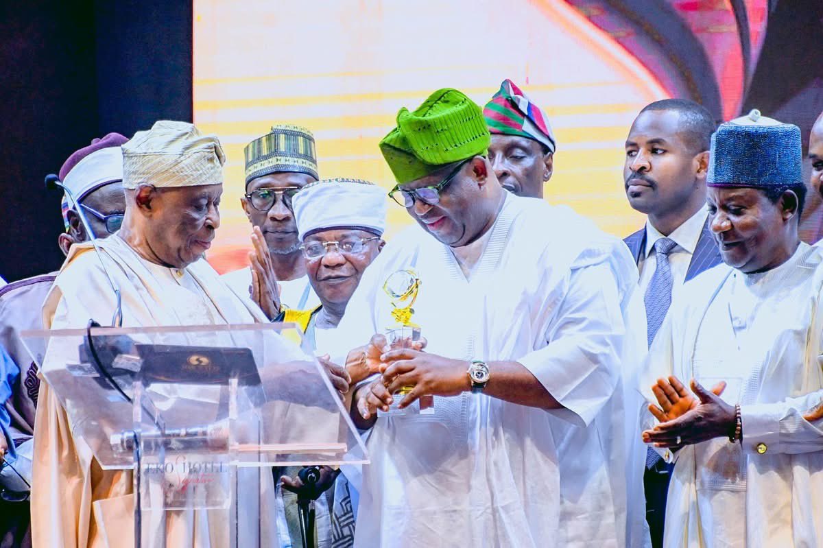 SamirMuham23192's tweet photo. GOVERNOR MUTFWANG SHINES AT SILVERBIRD MAN OF THE YEAR AWARD, PLEDGES COMMITMENT TO SECURITY, INFRASTRUCTURAL DEVELOPMENT AND INCLUSIVE GOVERNANCE

It was a night of reflection, celebration, and honour as the Executive Governor of Plateau State, His Excellency, Barr. Caleb Manasseh Mutfwang, emerged Governor of the Year 2025 at the prestigious Silverbird Group Man of the Year Award ceremony.

Governor Mutfwang’s recognition followed his administration’s bold strides in deploying technology to combat insecurity, driving infrastructural transformation across rural communities, strengthening healthcare delivery, and expanding access to quality education. These visible milestones, anchored on inclusive governance and sustainable development, earned him the distinguished honour.

The award ceremony, held at the iconic Eko Hotels & Suites in Victoria Island, Lagos, marked yet another significant moment in the fulfilment of Governor Mutfwang’s social contract with the peace-loving people of Plateau State.

While receiving the award from veteran journalist and former Governor of Ogun State, Chief Aremu Olusegun Osoba, Governor Mutfwang expressed profound gratitude to God and to the resilient people of Plateau State for their steadfast support, which he said has translated into tangible improvements in the living conditions of citizens.

“Tonight is indeed a night of honour, not just for me, but for the peace-loving people of Plateau State. I am particularly delighted that Plateau stands united, giving the necessary backing in our collective effort to provide inclusive governance. With me here tonight are my predecessor, Distinguished Senator Simon Lalong, and former Deputy Speaker, Hon. Ahmed Idris Wase, demonstrating the new spirit of unity and love on the Plateau,” he stated.

The Governor acknowledged that although Plateau State has, for decades, made headlines for unfortunate reasons, the narrative is changing. He affirmed that beyond the River Niger, Plateau is fast emerging as the next destination for investors, owing to deliberate policies that have created an enabling environment for peace, productivity, progress, and shared prosperity.

Governor Mutfwang emphasized that lasting peace can only be achieved when leaders rise above divisions and provide purposeful direction.

“The only way we can secure enduring peace is when leaders take responsibility and provide the necessary leadership for the people to follow. Yesterday, we may have been political rivals; today, we stand together in the interest of peace and development. That is the new Nigeria we seek to build, beginning with the solid foundation we are laying on the Plateau,” he affirmed.

He commended the Chairman and management of the Silverbird Group for the recognition, noting that the honour would further spur his administration to greater service. He also described Silverbird as one of the outstanding broadcast institutions operating in Plateau State and pledged continued partnership to strengthen peacebuilding and media-driven development initiatives.

Former Governor of Plateau State, Distinguished Senator Simon Lalong, described the award as well-deserved, noting that it reflects the positive realities unfolding across the state. He assured the Governor of sustained bipartisan support to accelerate development and consolidate the gains recorded so far.

The colourful event attracted a distinguished audience, including members of the State and National Assembly, serving and former ministers, traditional and religious leaders, local government chairmen, members of the State Executive Council, elders, and other critical stakeholders who graced the historic occasion.

Gyang Bere
Director of Press and Public Affairs to the Executive Governor of Plateau State
2 March, 2026