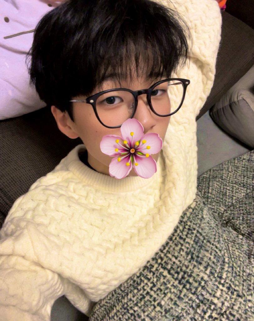 potjad23's tweet photo. 卒業しました！
dmはちゃんと返します。
 #高校生ゲイ #ゲイ https://t.co/Ca20cZqsIX