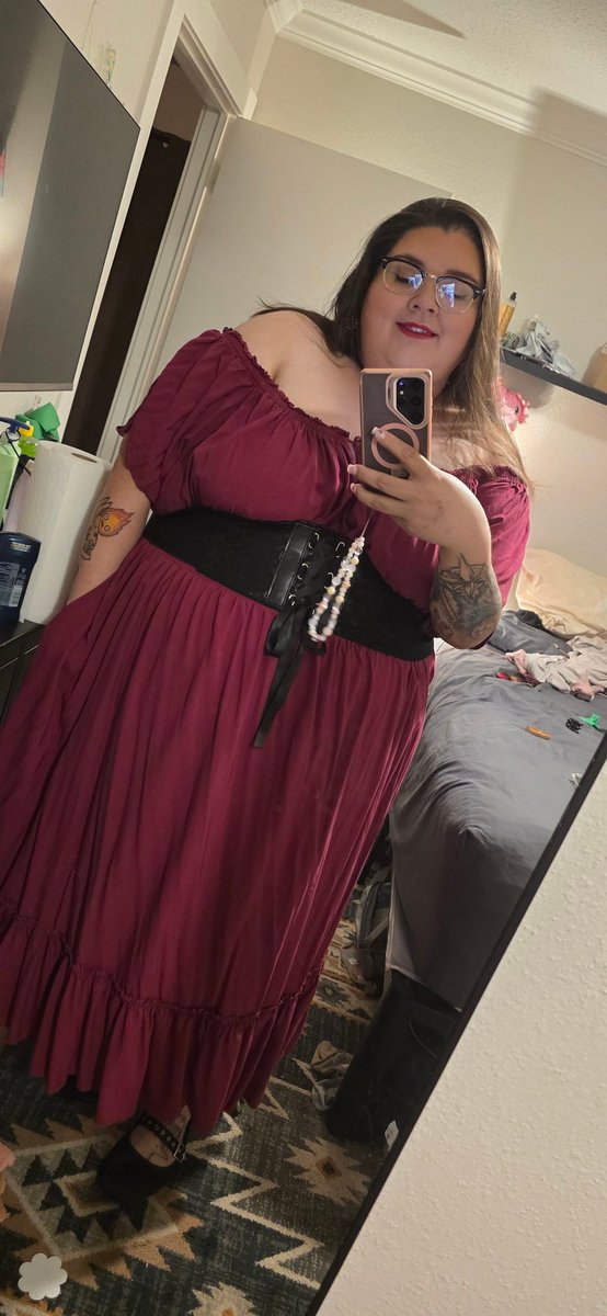 Faye_Everrr's tweet photo. Dresses like this make me want to be on top of a knight or in between a princess thighs... or both. 
What have yall been up to? 
#bbw #ssbbw #redlip #renaissance #plussize https://t.co/OKbSi1RBVw