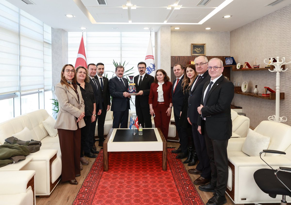 TCSamsunValilik's tweet photo. #MuhasebecilerHaftası
📌Valimiz Sayın @orhantavli_, 1-7 Mart Muhasebeciler Haftası münasebetiyle, 1.119 kayıtlı üyesi bulunan Samsun Serbest Muhasebeci Mali Müşavirler Odası (#SMMMO)'nı ziyaret ederek, Oda Başkanı Osman Arslan ve yönetim kurulu üyeleriyle bir araya geldi.
📌Ülkemizde ve şehrimizde ekonomik hayatın düzenli ve şeffaf bir şekilde işleyebilmesi için titizlikle çaba sarf eden, vergi mükelleflerimiz ile devletimiz arasında bir köprü vazifesi gören tüm mali müşavir ve muhasebecilerimizin Muhasebeciler Haftası'nı kutluyor, çalışmalarında başarılar diliyoruz.
