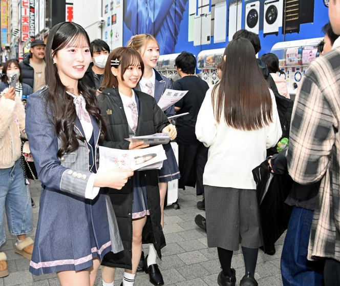48RequestHour's tweet photo. AKB48 members were spotted in Akihabara handing out flyers for their upcoming Spring Concert!

Chiba Erii: "I even chased bicycles and placed the flyer into their basket."

https://t.co/5Y3oRqG9K1 https://t.co/fWVqHzTl9x