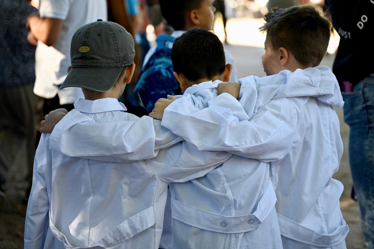JoseCarlosMahia's tweet photo. Vuelven las clases, vuelven los sueños.
Cada aula que se abre es una oportunidad más para aprender, crecer y construir futuro.

Que este año lectivo nos encuentre trabajando juntos por una educación pública que abrace, desafíe y transforme. 📚🇺🇾 https://t.co/cf0gxQE6lZ