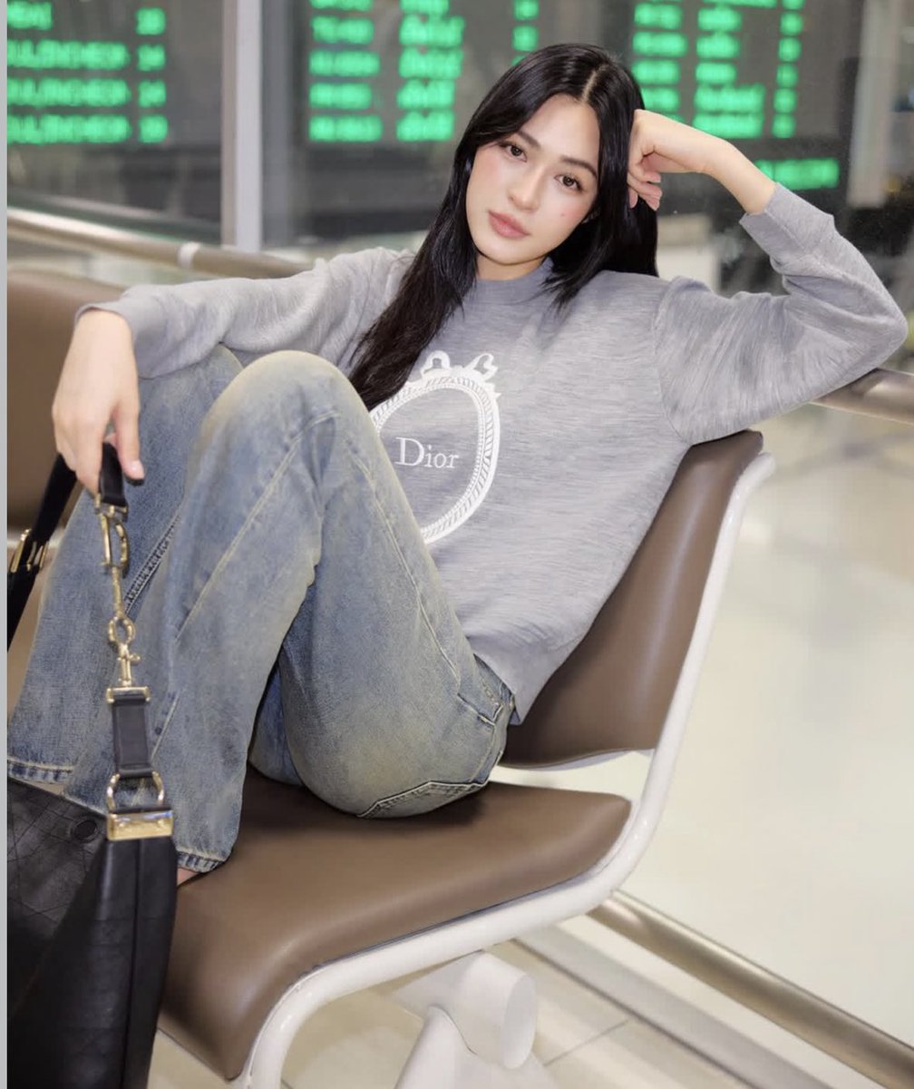 Princessakari's tweet photo. She’s just a baby!!! 😭😍

A baby Ambassador of Dior who just so happens to be coupled with her best partner.

LINGORM TAKEOFF TO DIORAW26
#LingOrmDiorAW26APTLook
#Linglingkwong #Ormkornnaphat 
#LingOrm #Dior #DiorAW26 #PFW https://t.co/5VEpTO4hAd
