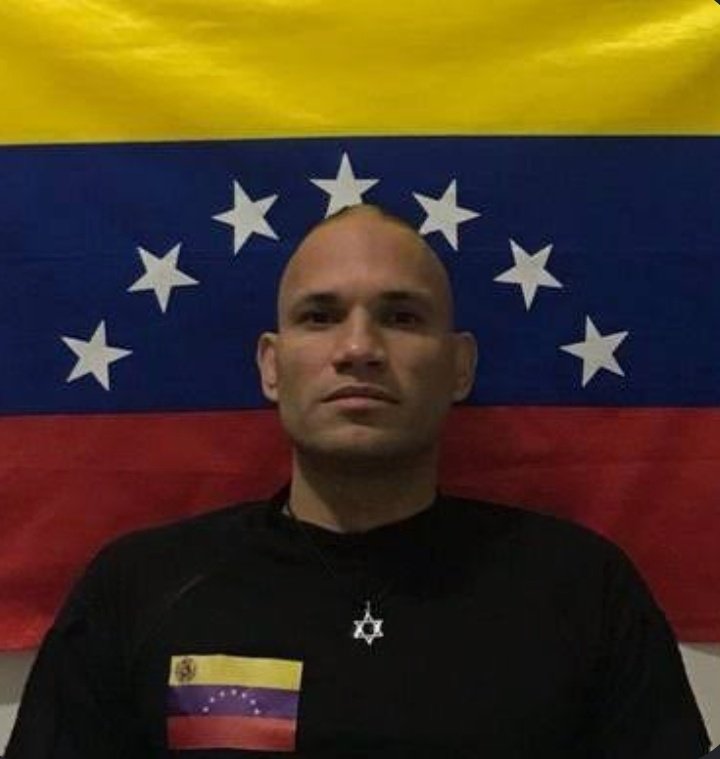 #VerdugoNoPideClemencia

El es el Capitán Anyelo Heredia, preso político venezolano, detenido el 14/12/24.  Fue herido de bala en el momento de su captura en una pierna, que le provocó fractura en una pierna y que nunca ha sido atendida.

Se encuentra en el centro de torturas El