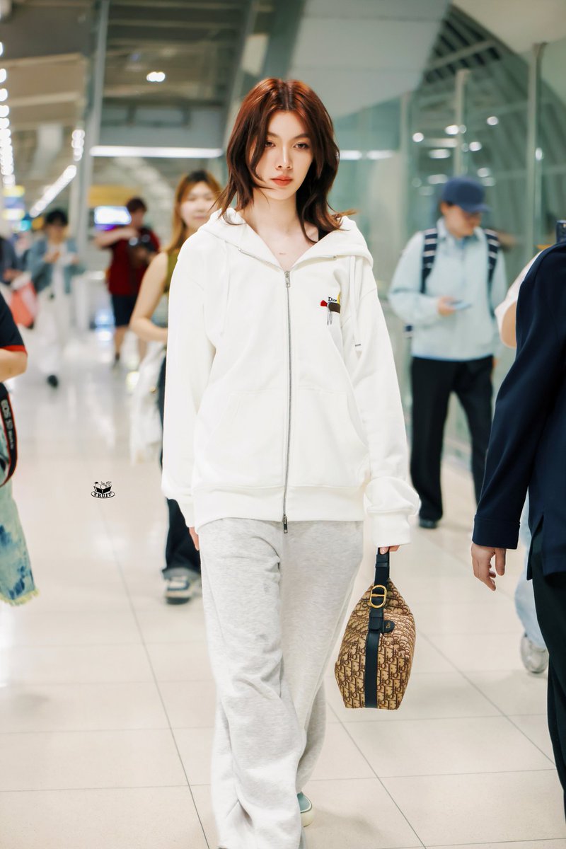 Aeroporto ou passarela? Ela nunca erra✨💅🏻😍
LINGORM TAKEOFF TO DIORAW26
#LingOrmDiorAW26APTLook
#LinglingKwong #OrmKornnaphat  
#LingOrm #DiorAW26 #PFW