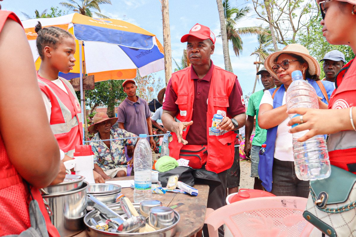 IFRCAfrica's tweet photo. Following the destruction caused by Tropical Cyclone #Gezani in eastern #Madagascar, @MadaRedCross has supported 1,000 households in three villages of Toamasina II with dignity, kitchen, shelter and WASH kits.

Delivered alongside authorities, @BNGRCMada and @IFRC teams, this integrated support addresses communities’ essential needs, reduces health risks and accelerates recovery.

Made possible with support from @FCDOGovUK through @BritishRedCross and from @PIROI_CRF.

Donate to provide life-saving support to affected families: https://t.co/uUx32Hhe9x