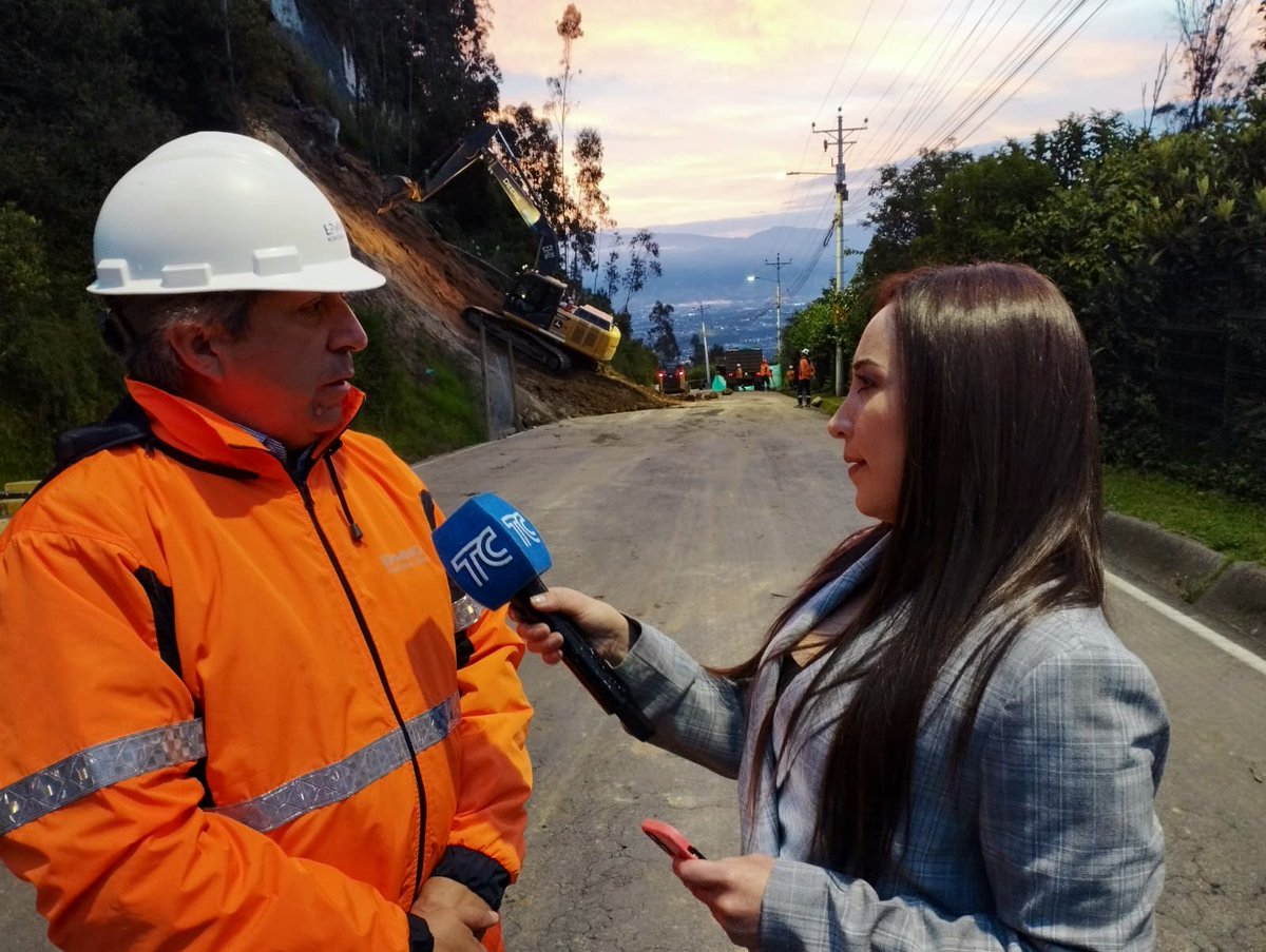 ObrasQuito's tweet photo. 👷#EnMedios | Operativos 24/7 con la atención de eventos emergentes en Quito👷 

Conoce sobre los trabajos que ejecutamos en #Nayón luego del deslizamiento de tierra. Con Franklin Sánchez, gerente de Obras Públicas de Epmmop por:

☑️@ecuavisa 
☑️@teleamazonasec 
☑️@tctelevision 
☑️@TVCEcuador 
☑️@GamavisionEcu 

#QuitoRenace #QuitoNoSeDetiene