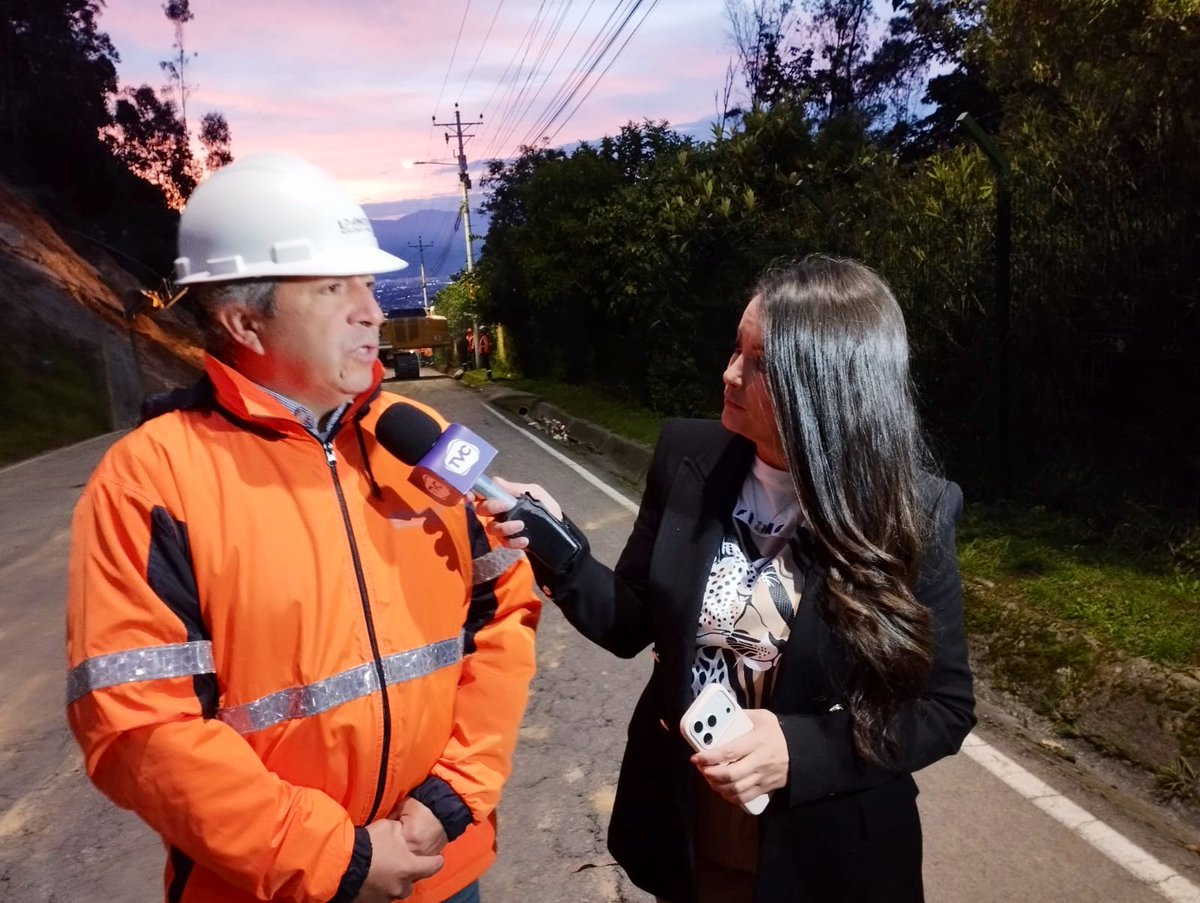 ObrasQuito's tweet photo. 👷#EnMedios | Operativos 24/7 con la atención de eventos emergentes en Quito👷 

Conoce sobre los trabajos que ejecutamos en #Nayón luego del deslizamiento de tierra. Con Franklin Sánchez, gerente de Obras Públicas de Epmmop por:

☑️@ecuavisa 
☑️@teleamazonasec 
☑️@tctelevision 
☑️@TVCEcuador 
☑️@GamavisionEcu 

#QuitoRenace #QuitoNoSeDetiene