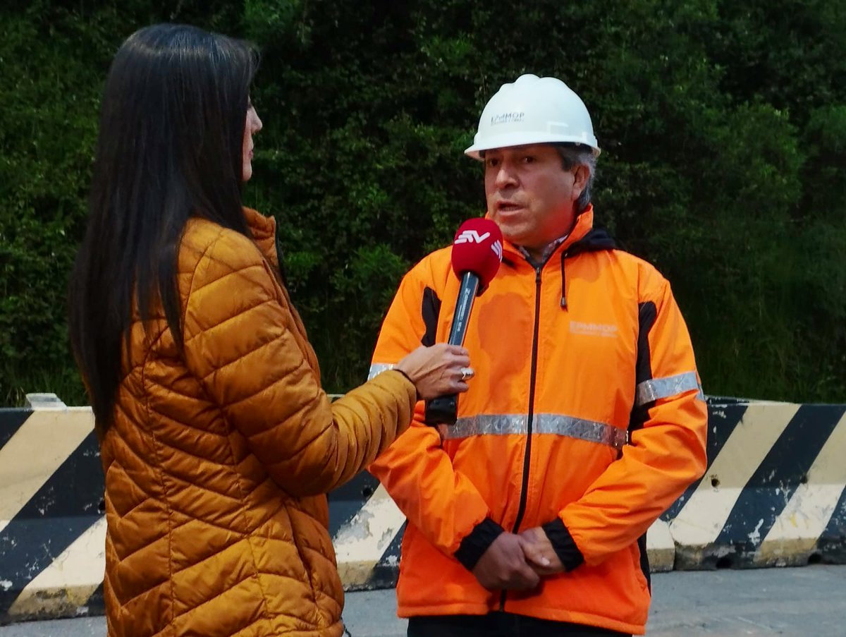 ObrasQuito's tweet photo. 👷#EnMedios | Operativos 24/7 con la atención de eventos emergentes en Quito👷 

Conoce sobre los trabajos que ejecutamos en #Nayón luego del deslizamiento de tierra. Con Franklin Sánchez, gerente de Obras Públicas de Epmmop por:

☑️@ecuavisa 
☑️@teleamazonasec 
☑️@tctelevision 
☑️@TVCEcuador 
☑️@GamavisionEcu 

#QuitoRenace #QuitoNoSeDetiene