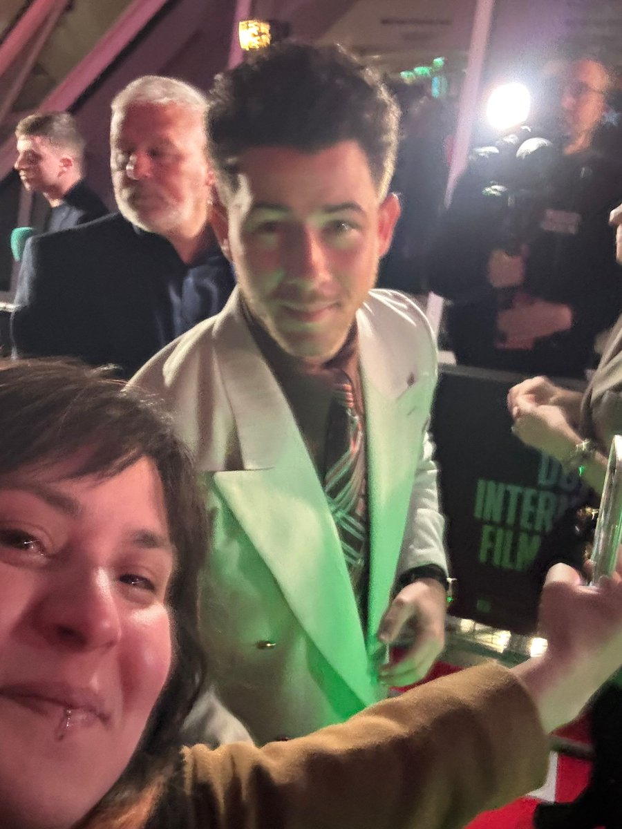 heavdirtsoul_'s tweet photo. e o jonas brothers que assinou uma camiseta da yellow em london, yellow dashes internacional https://t.co/hv7QPd9edz