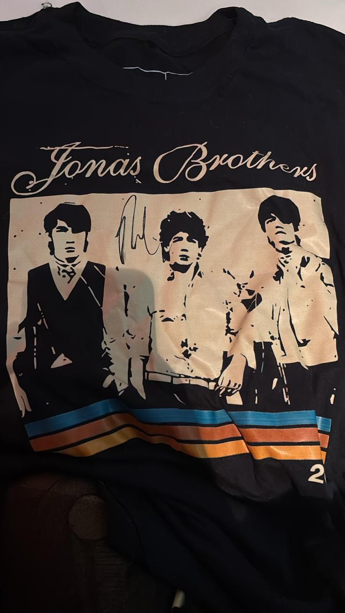 heavdirtsoul_'s tweet photo. e o jonas brothers que assinou uma camiseta da yellow em london, yellow dashes internacional https://t.co/hv7QPd9edz