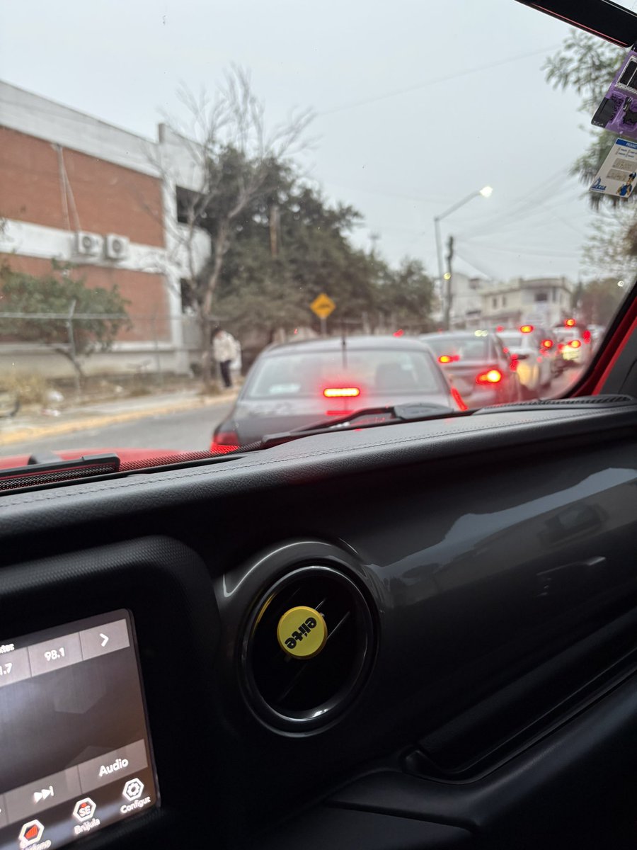 BryGrro's tweet photo. @ManuelGuerraCav @telediariomty @info7mty @yadithvaldez de 30 a 40 min para salir de villas del poniente García a falta de agentes de tránsito para agilizar el tránsito sobre avenida Lincoln https://t.co/vFzhmaOFkr