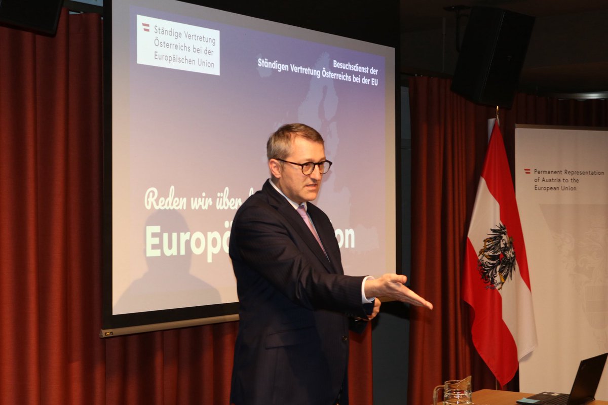 AustriaatEU's tweet photo. Der Dialog mit jungen Menschen ist uns ein besonderes Anliegen, denn wer Europa versteht, kann Europa mitgestalten. 🇪🇺🤝
Botschafter Franz Wirtenberger traf LandesschülervertreterInnen aus Nö🇦🇹
Danke für den Besuch!
#europe #youth #coreper #dialogue https://t.co/6fbK80LygK