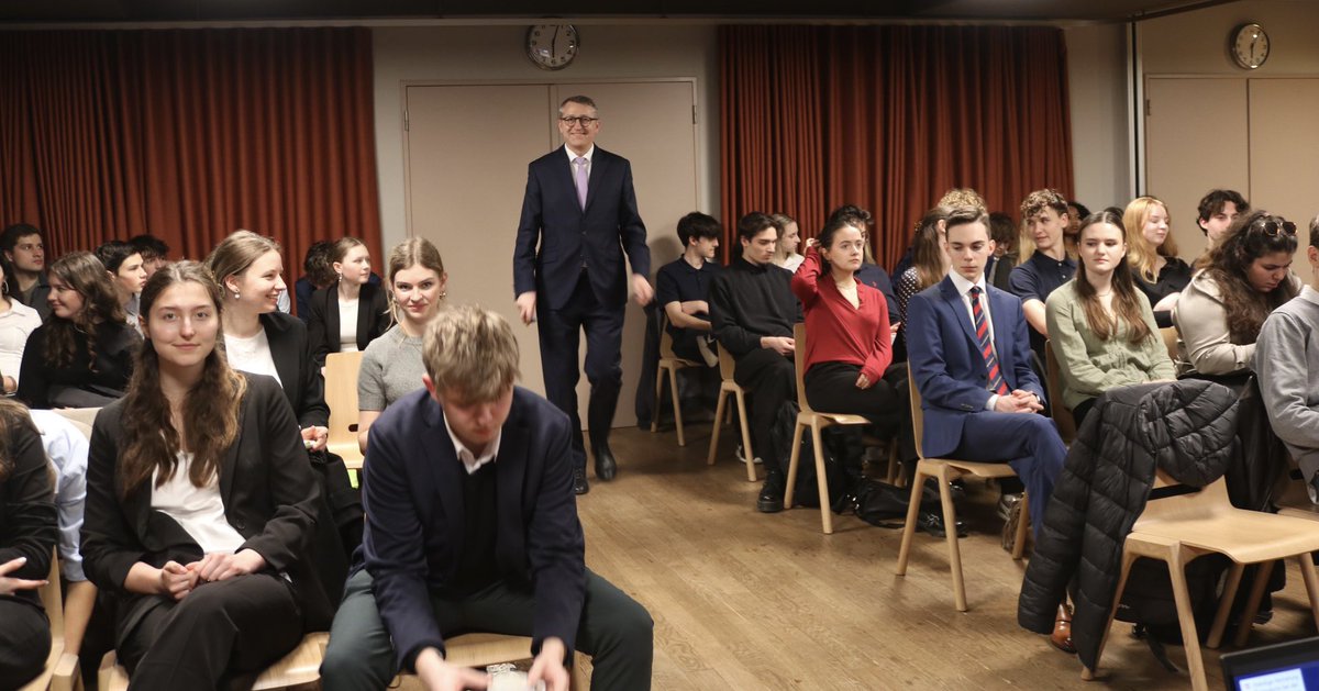 AustriaatEU's tweet photo. Der Dialog mit jungen Menschen ist uns ein besonderes Anliegen, denn wer Europa versteht, kann Europa mitgestalten. 🇪🇺🤝
Botschafter Franz Wirtenberger traf LandesschülervertreterInnen aus Nö🇦🇹
Danke für den Besuch!
#europe #youth #coreper #dialogue https://t.co/6fbK80LygK