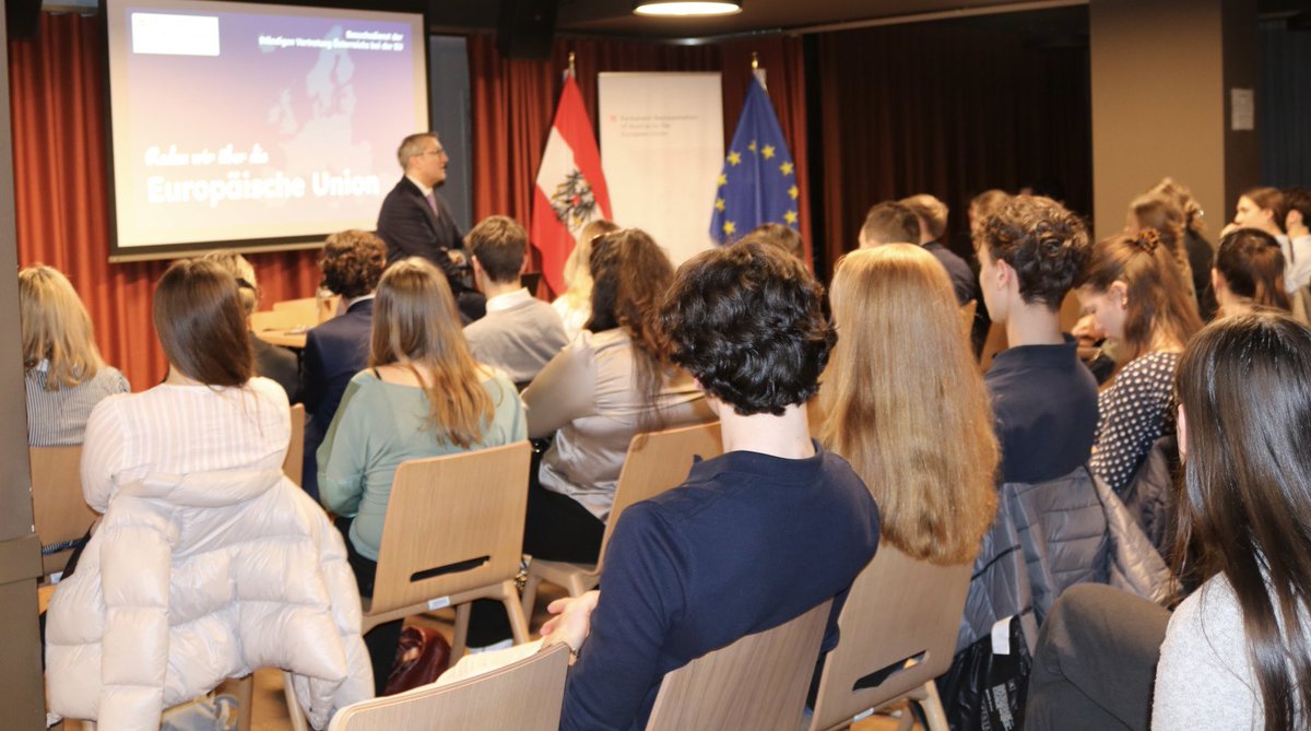 AustriaatEU's tweet photo. Der Dialog mit jungen Menschen ist uns ein besonderes Anliegen, denn wer Europa versteht, kann Europa mitgestalten. 🇪🇺🤝
Botschafter Franz Wirtenberger traf LandesschülervertreterInnen aus Nö🇦🇹
Danke für den Besuch!
#europe #youth #coreper #dialogue https://t.co/6fbK80LygK