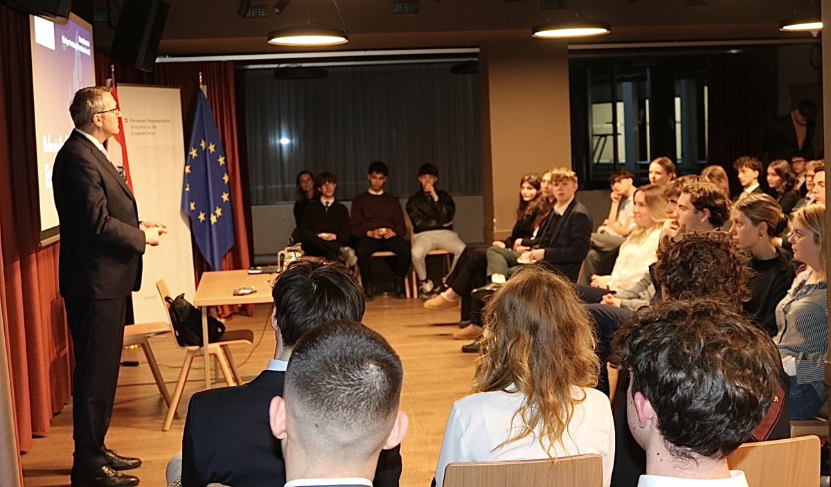 AustriaatEU's tweet photo. Der Dialog mit jungen Menschen ist uns ein besonderes Anliegen, denn wer Europa versteht, kann Europa mitgestalten. 🇪🇺🤝
Botschafter Franz Wirtenberger traf LandesschülervertreterInnen aus Nö🇦🇹
Danke für den Besuch!
#europe #youth #coreper #dialogue https://t.co/6fbK80LygK