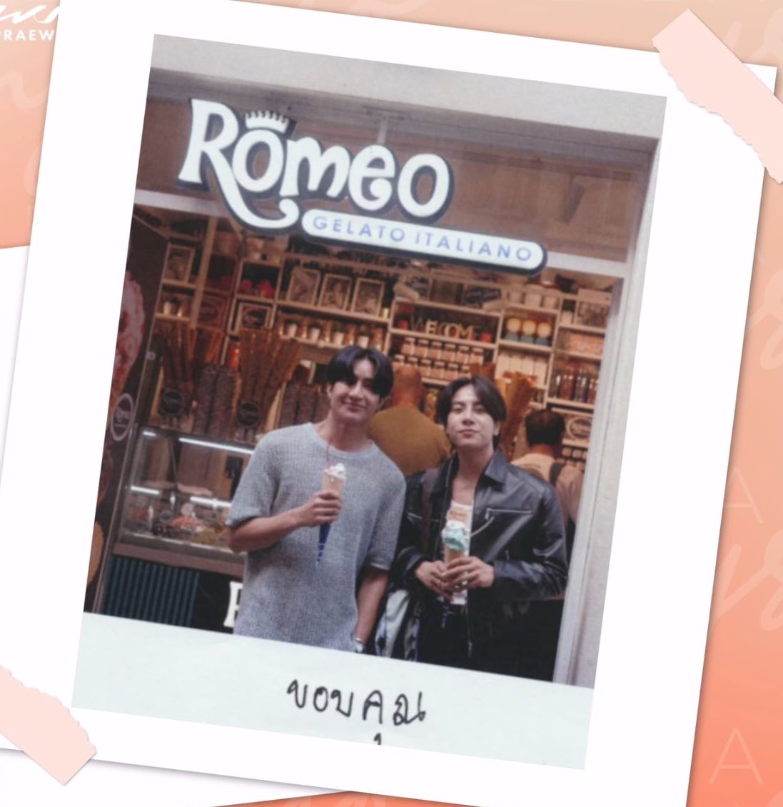 sixteenth26_'s tweet photo. แล้วรูปน่ารักมากแต่สตอรี่คือน่ารักกว่าอีก ไปด้วยกันสองคนเลยขอให้พี่การ์ดถ่ายรูปให้ เพราะว่ามิกอยากถ่ายรูปร้านที่มีคำว่า romeo เพราะเป็นซีรีส์ที่จะได้เล่น ขี้ตามใจกันทั้งคู่จริงๆ ㅠㅡㅠ

 #DearMyselfxEarthMix https://t.co/QUewwfoCh6