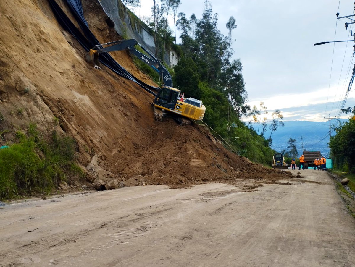 🧵

Informó que de manera inmediata tras reportada la emergencia la corporación municipal se activó para atender la emergencia en la antigua vía a #Nayon.

Señaló que ejecutamos trabajos de mitigación, peinado de talud, retiro de escombros, colocación de material para erosión,