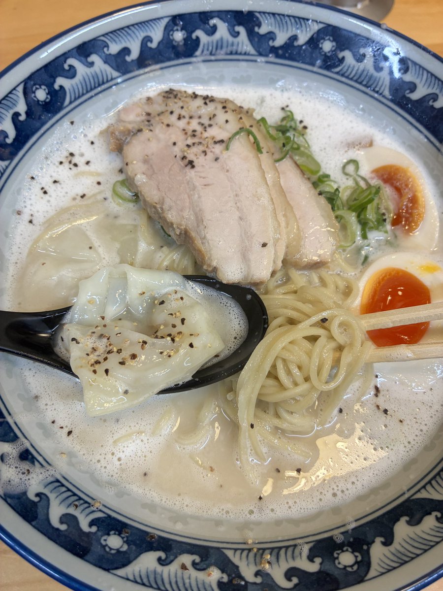 ramentabezou's tweet photo. KUMAGAYA RAMEN STANDに熊谷広瀬店が‼︎ということで訪麺🍜雰囲気良くて入りやすい。特製シリーズはどれも美味しそうでお初はオススメの鶏白湯。ブラックペッパーが食欲をそそる。濃厚さとのバランスが良い。ワンタン、和え玉も工夫が良き🥚
#熊谷市 #広瀬 #特製 #卵自由 #ramenstand #鶏白湯 https://t.co/AVjPiIni8U