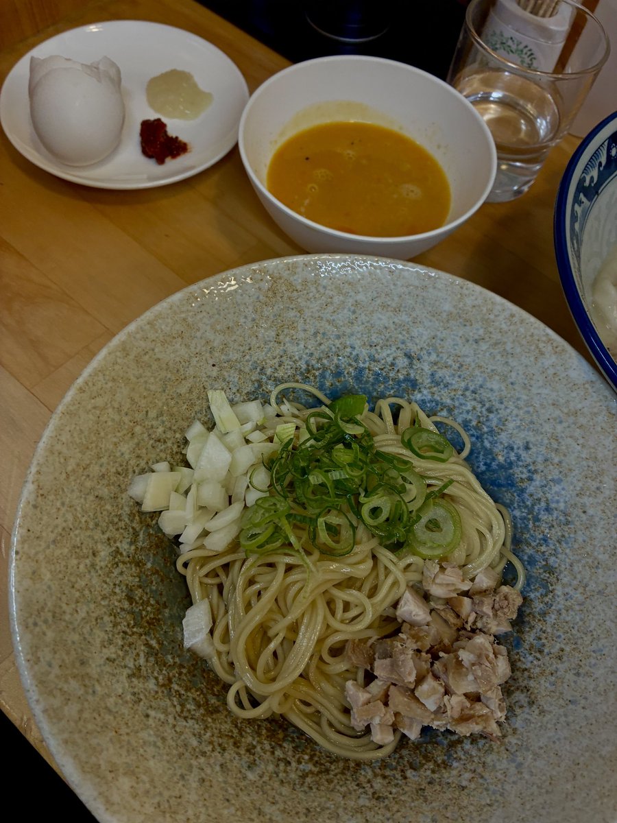 ramentabezou's tweet photo. KUMAGAYA RAMEN STANDに熊谷広瀬店が‼︎ということで訪麺🍜雰囲気良くて入りやすい。特製シリーズはどれも美味しそうでお初はオススメの鶏白湯。ブラックペッパーが食欲をそそる。濃厚さとのバランスが良い。ワンタン、和え玉も工夫が良き🥚
#熊谷市 #広瀬 #特製 #卵自由 #ramenstand #鶏白湯 https://t.co/AVjPiIni8U