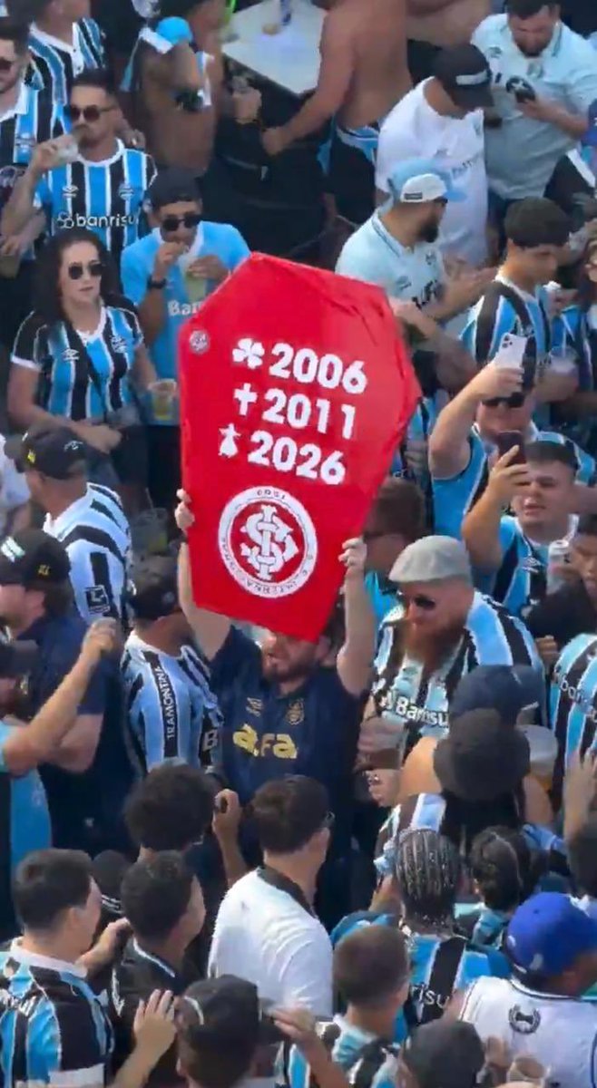 estamos_ha_'s tweet photo. 14 anos, 6 meses e 5 dia sem títulos.

Tomar 3x0 no GREnal não conta como título. https://t.co/P2EGBSBjol