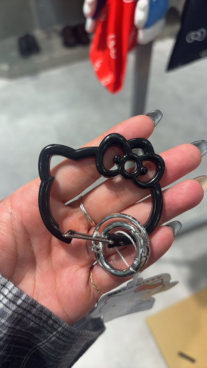 仕事の鍵🔑カラナビに付けるんだけど、今日からあたしのカラナビはこれに♡
見つけて可愛すぎて即買い🫣