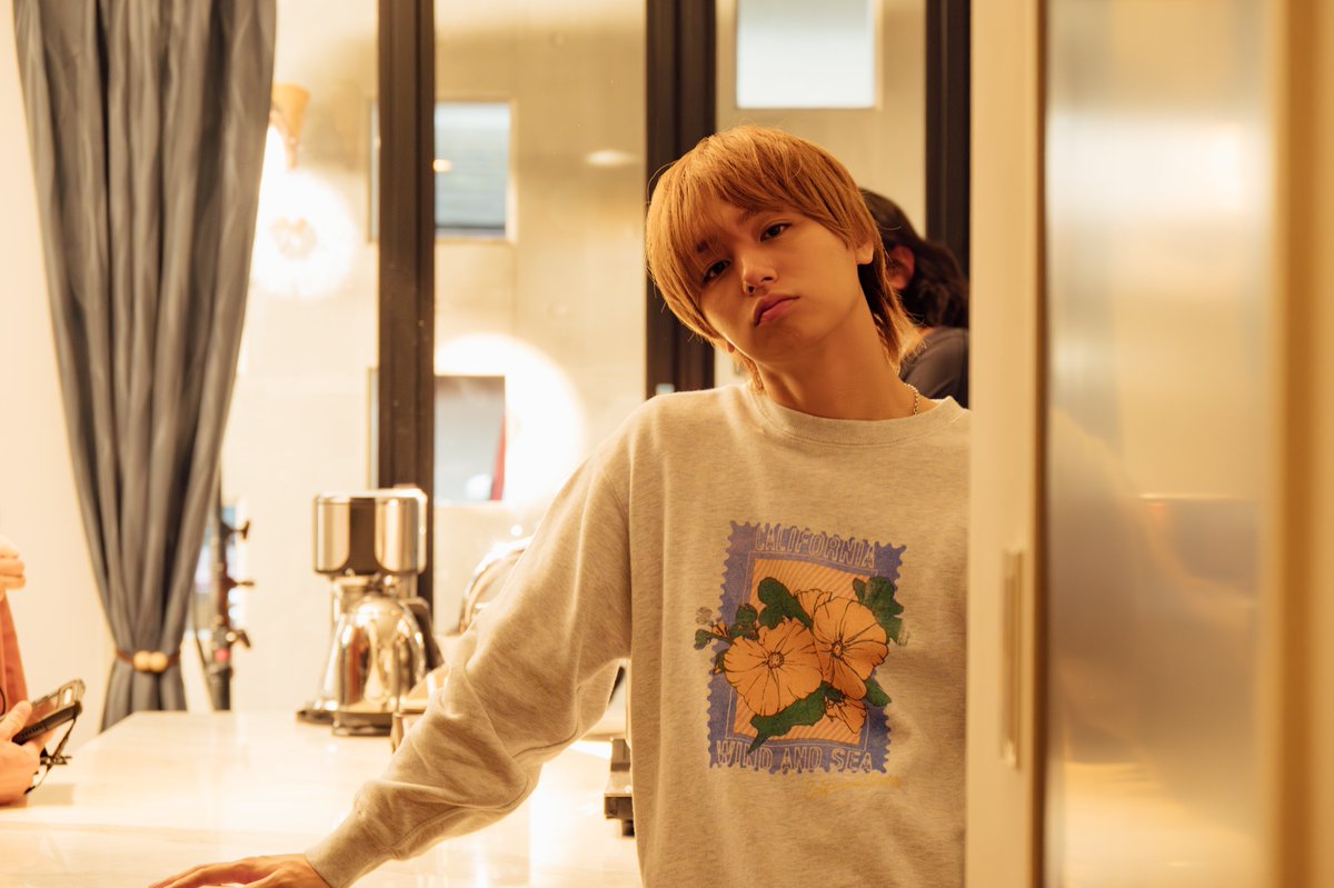 第𝟕話 𝟑.𝟖(日) よる𝟏𝟎時𝟏𝟓分🍱
#ドラマ50恋

⋱ 𝐨𝐟𝐟 𝐬𝐡𝐨𝐭☕️ ⋰

スタンバイ中の晴流(#伊野尾慧)がこっちを見てる…！.
なにか言いたげな表情🤔🌳

第𝟏~𝟑話+最新話は𝐓𝐕𝐞𝐫で見逃し配信中📡
🔗tver.jp/series/srpbldz…

#日10ドラマ『50分間の恋人』
 毎週日曜よる𝟏𝟎時𝟏𝟓分