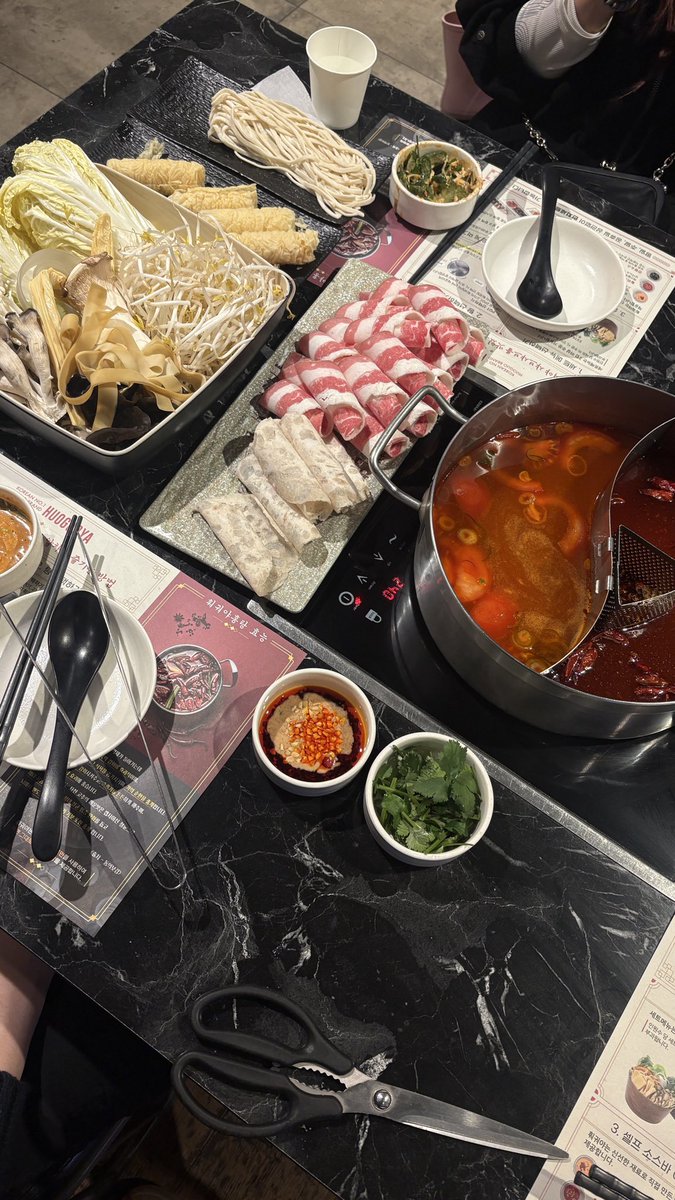 taoccoo's tweet photo. 연휴끝나는거 믿고싶지않아서 훠궈먹었어 https://t.co/deDlisER3B