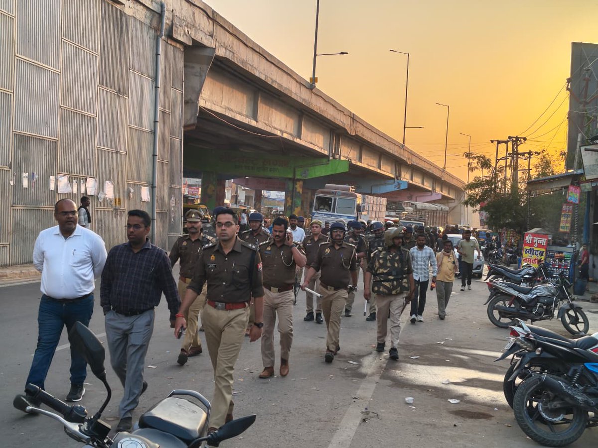 unnaopolice's tweet photo. होली पर्व के अवसर पर जनपद में शांति, सुरक्षा एवं कानून-व्यवस्था बनाए रखने के उद्देश्य से आज दिनांक 02.03.2026 को थाना कोतवाली सदर क्षेत्र अंतर्गत मॉडल शॉप एवं अन्य शराब की दुकानों का सघन निरीक्षण किया गया। यह निरीक्षण श्री क्षितिज द्विवेदी उप जिला अधिकारी सदर, श्री दीपक यादव सहायक पुलिस अधीक्षक/क्षेत्राधिकारी नगर एवं आबकारी निरीक्षक द्वारा थाना कोतवाली सदर पुलिस बल के साथ संयुक्त रूप से किया गया।निरीक्षण के दौरान दुकानों के लाइसेंस, स्टॉक रजिस्टर, सीसीटीवी कैमरों की कार्यशीलता, निर्धारित समयानुसार बिक्री, ओवररेटिंग तथा अवैध बिक्री की संभावनाओं की जांच की गई। साथ ही दुकानदारों को सख्त निर्देश दिए गए कि निर्धारित समय के अतिरिक्त बिक्री न करें, अवयस्कों को शराब न बेचें तथा किसी भी प्रकार की अवैध गतिविधि में संलिप्त न हों।अधिकारियों द्वारा स्पष्ट किया गया कि होली पर्व के दौरान कानून-व्यवस्था भंग करने वाले व्यक्तियों के विरुद्ध कठोर विधिक कार्रवाई की जाएगी। सभी दुकानदारों से शांति एवं सौहार्द बनाए रखने में प्रशासन का सहयोग करने की अपील की गई।जनपद पुलिस द्वारा होली पर्व को सकुशल एवं शांतिपूर्ण संपन्न कराने हेतु सतर्कता बरती जा रही है तथा निरंतर चेकिंग एवं भ्रमण किया जा रहा है। @Igrangelucknow #UPPolice