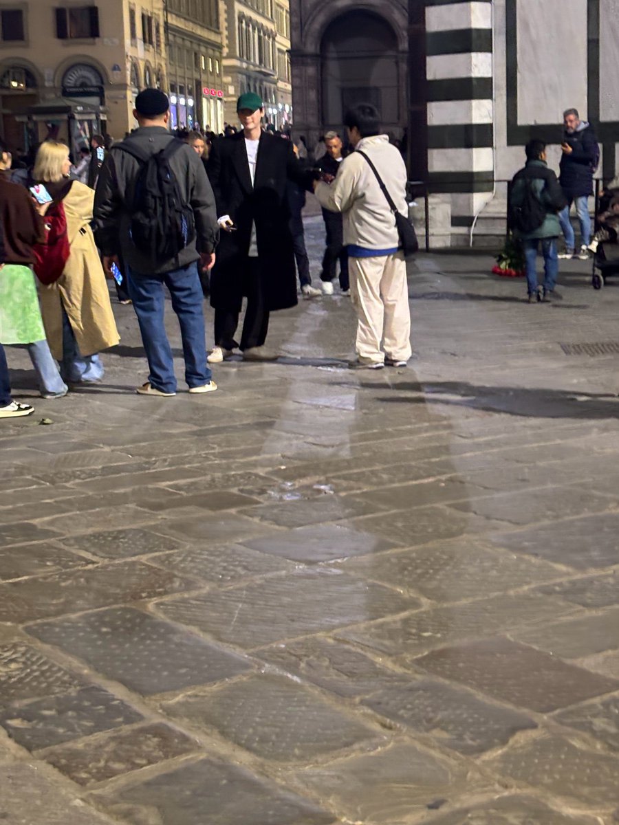 private_jongsuk's tweet photo. Around Piazza del Duomo #milan #fashionweek #Ferragamo ❤️❤️ https://t.co/zvAUZ8LjDL