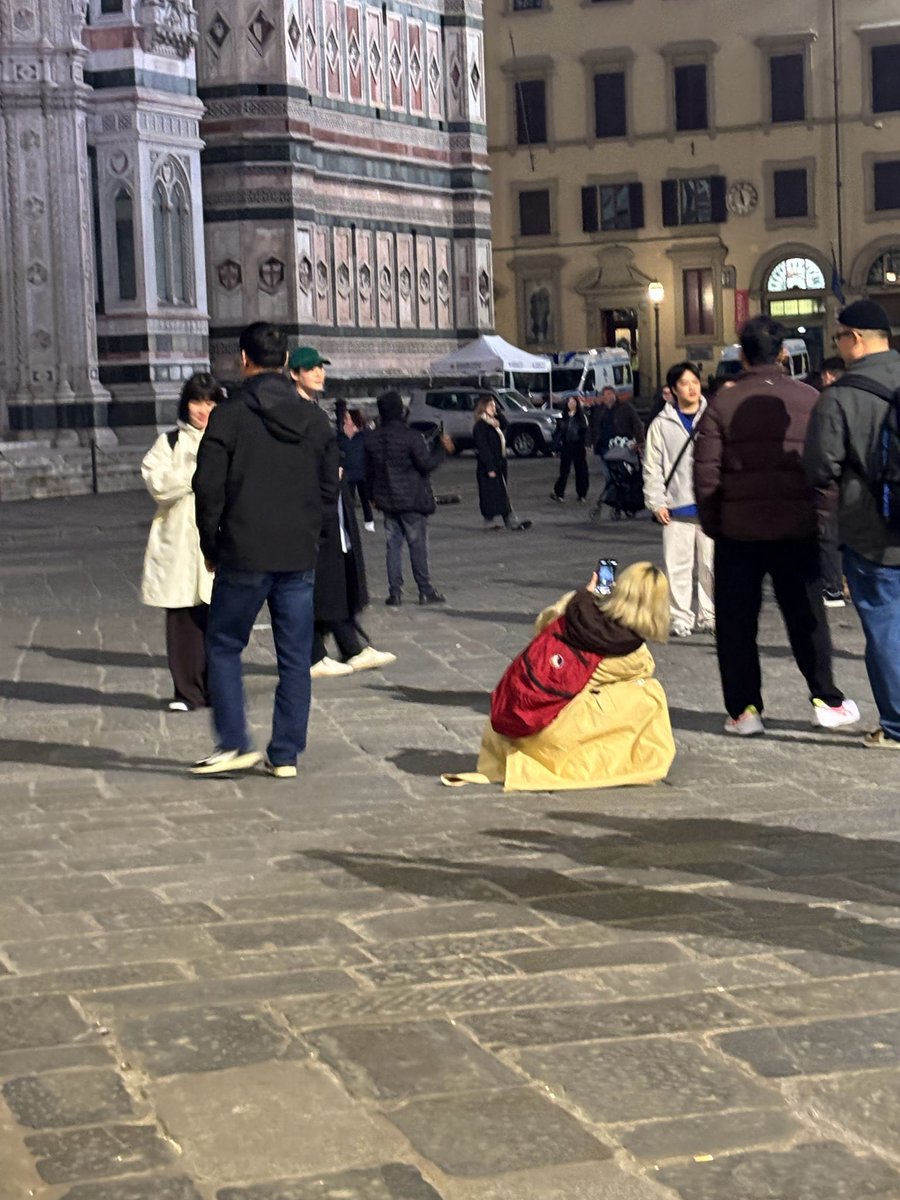 private_jongsuk's tweet photo. Around Piazza del Duomo #milan #fashionweek #Ferragamo ❤️❤️ https://t.co/zvAUZ8LjDL