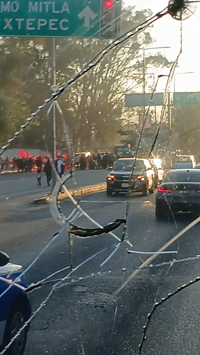 Reportan bloqueado a la altura de la Macro.

📸: Redes Sociales 

#Oaxaca #Noticias #Estados #Ciudad #Bloqueo #AlertaVial #PrecauciónVial