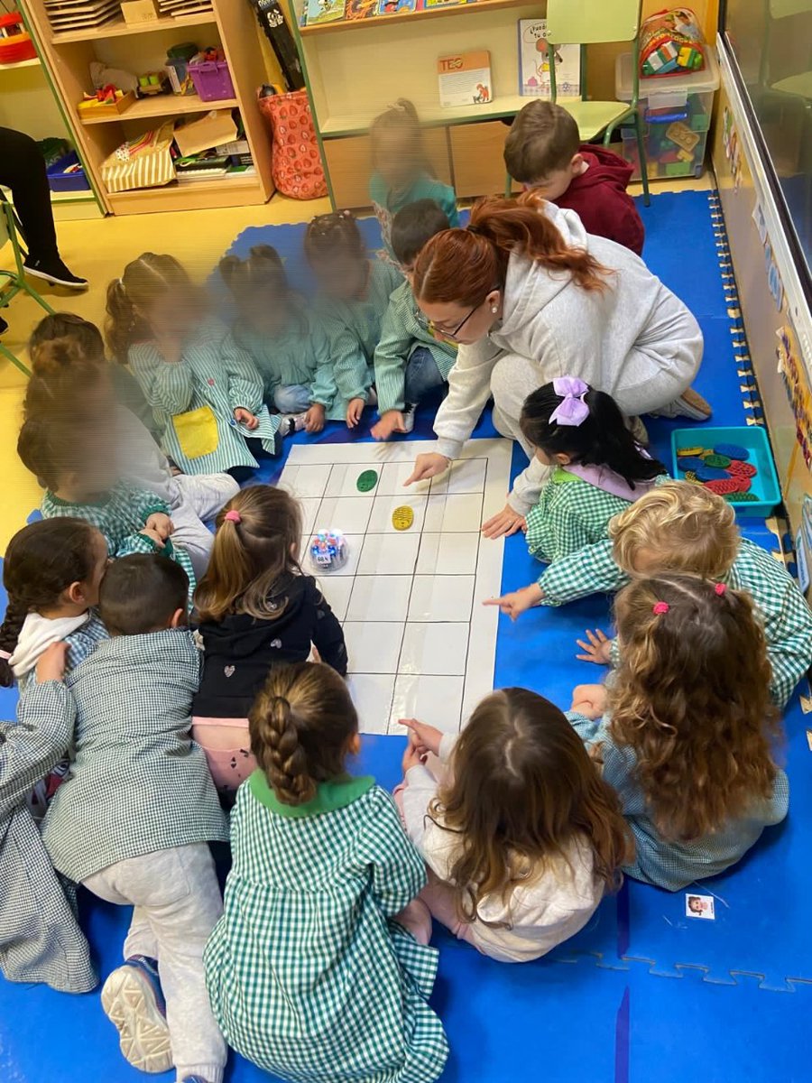 3torresugena's tweet photo. ¡Nuestros peques de 3 años ya programan! 💻🐝
Hoy hemos tenido sesión de robótica con el Blue-Bot y la supervisión de nuestra profe de prácticas, Blanca. ¡Qué maravilla ver cómo aprenden lógica y dirección jugando! 👣🚩
#RobóticaInfantil #Innovación #EdInfantil #BlueBot https://t.co/7R2wcpS5mb